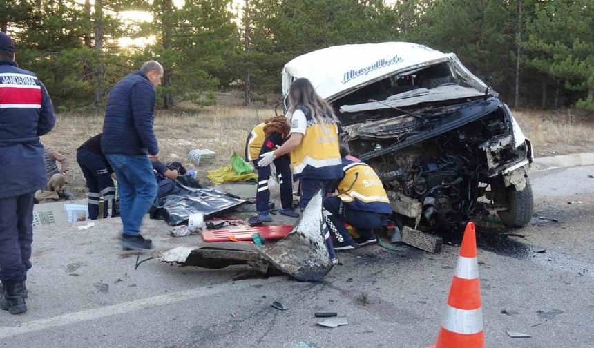 Karaman’da tarım işçilerini taşıyan minibüs şarampole devrildi: 2 ölü: 13 yaralı