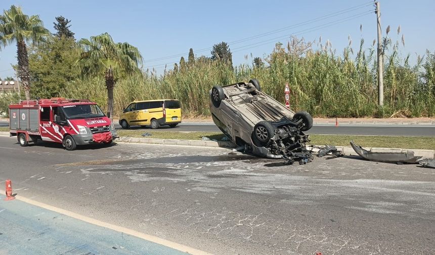 Manavgat'ta virajı alamayan hafif ticari araç palmiyeye çarpıp takla attı: 3 yaralı