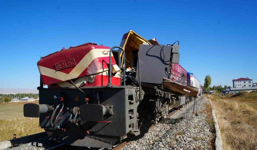 Muş’ta yolcu treni beton pompasına çarptı