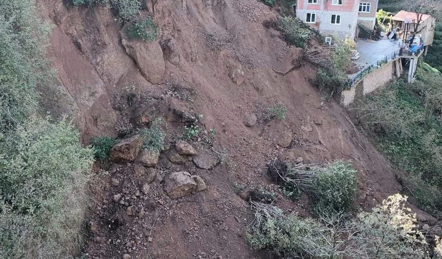 Of'ta heyelanda dev kayalar yolu kapattı: Komşu inat ederek istinat duvarına izin vermedi