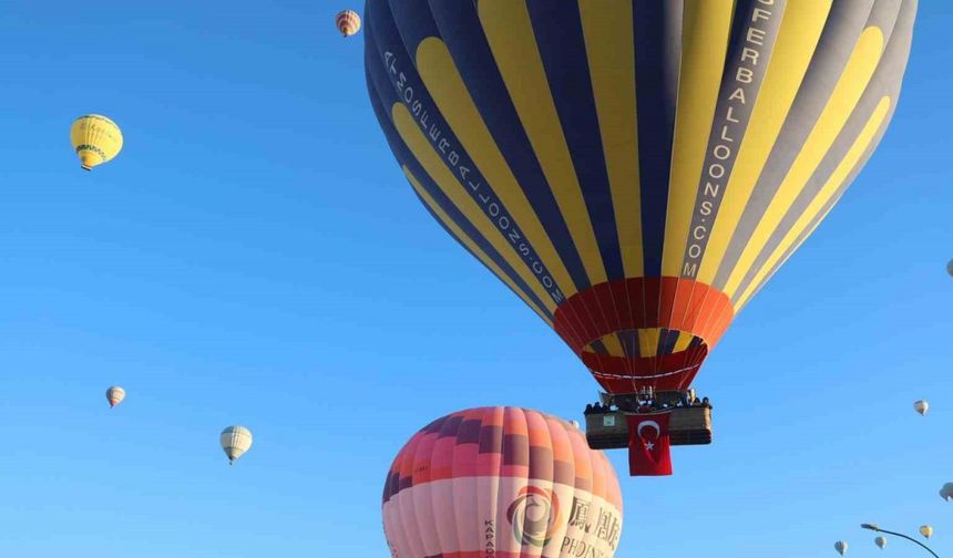 Sıcak hava balonları Türk Bayrakları ile havalandı