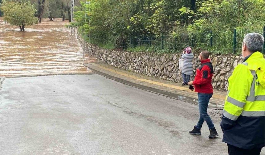 Şiddetli sağanağın ardından Bartın Irmağı çamur oldu