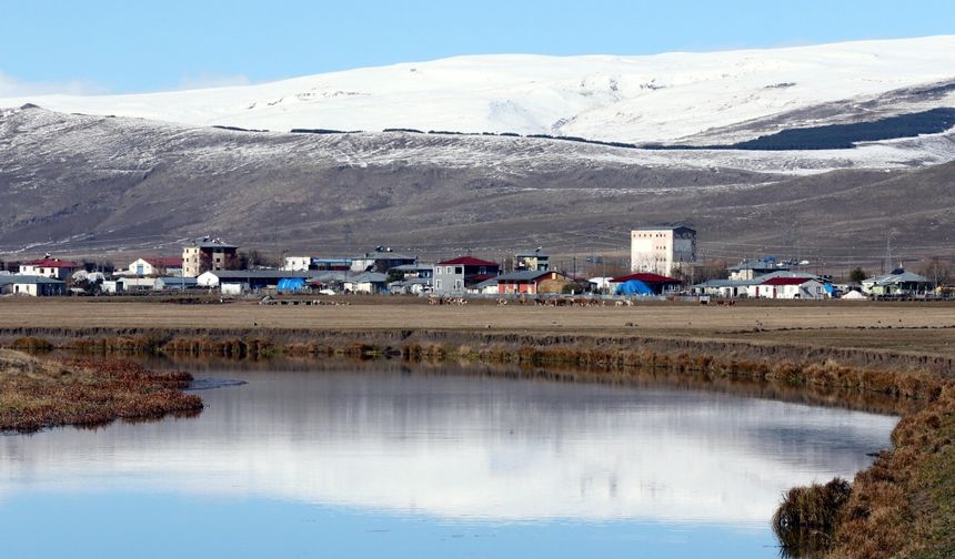 Ardahan'da dağların zirvesi beyaza büründü