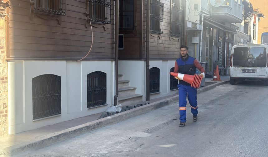 Edirne'de esnafın "park rezervesi" amacıyla yola koyduğu malzemeleri polis ve zabıta topladı