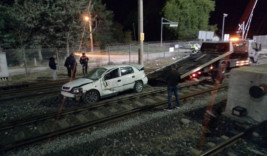 Kırklareli'nde trenle otomobilin çarpıştığı kazada 2 kişi yaralandı