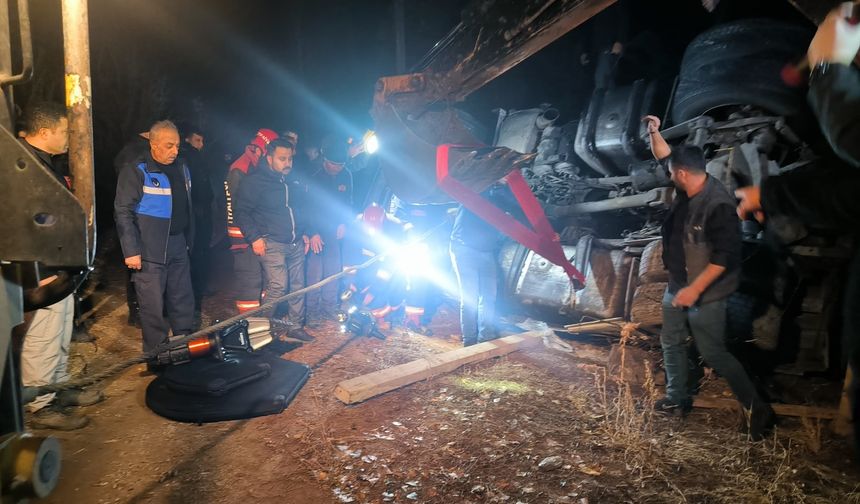 Malatya'da devrilen tır çekicisinin altında kalan polislerden 1'i şehit oldu