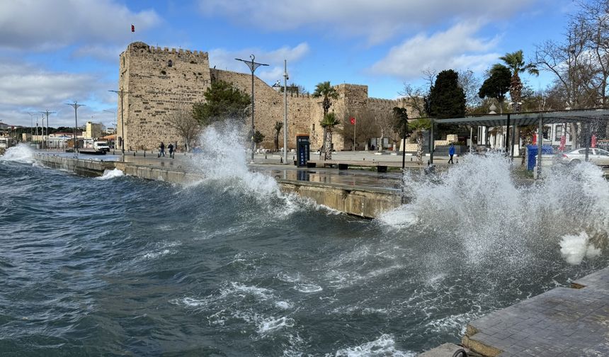 Sinop sahillerinde kuvvetli rüzgar 3 metrelik dalgalar oluşturdu