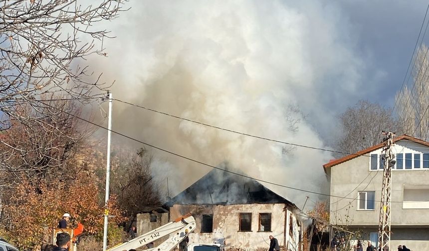 Sivas'ta ahşap evde çıkan yangın söndürüldü