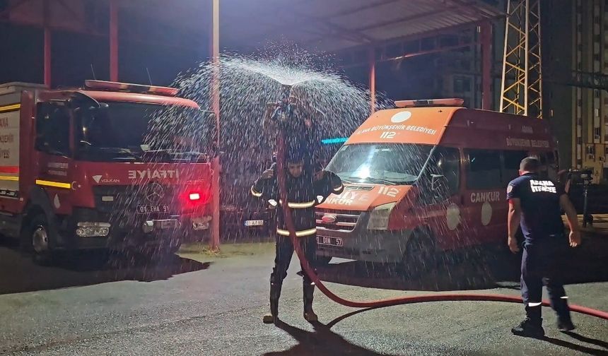 Adan'da emekli olan itfaiye erine 'sulu' kutlama yapıldı