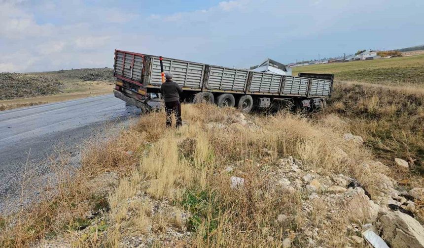 Adilcevaz'da direksiyon hakimiyeti kaybedilen tır yoldan çıktı