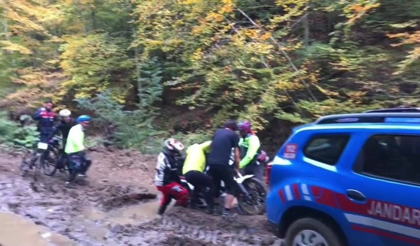 Çamura saplanan motosikletlinin yardımına jandarma yetişti