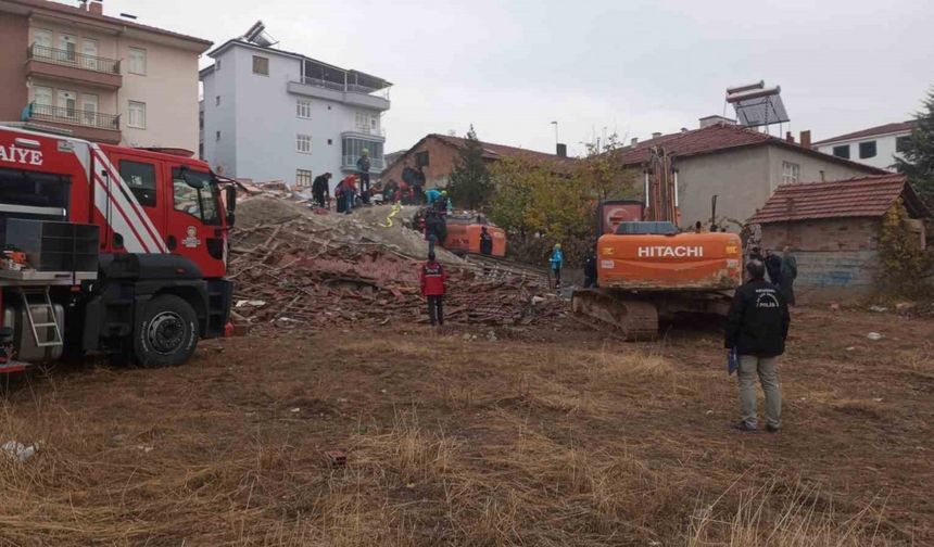 Enkaz altında kalan kepçe operatörünü kurtarma çalışmaları devam ediyor