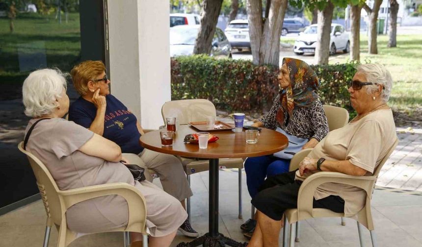 Ev sıcaklığı ortamında sohbetler: Emekliler Kahvesi’nde keyifli emeklilik