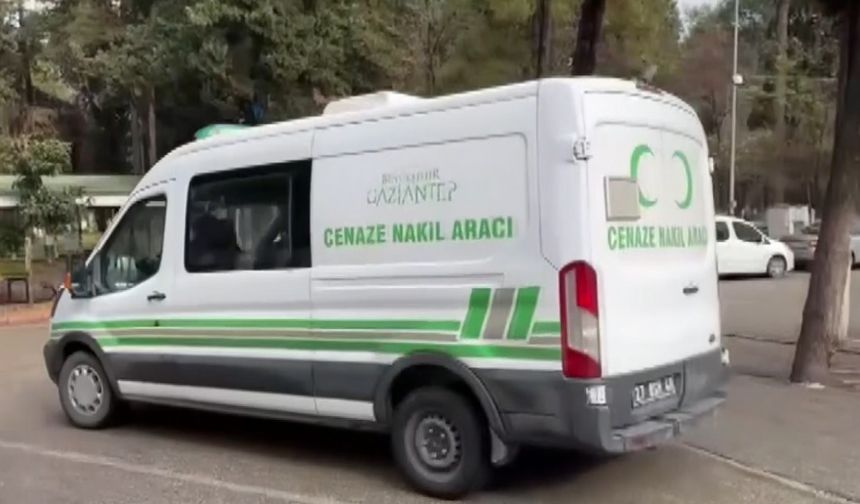 Feci kazada otomobil duvara çarptı: Genç kız hayatını kaybetti