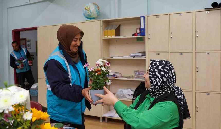 Gaziantep’te öğretmenler günü çiçeklerle kutlandı