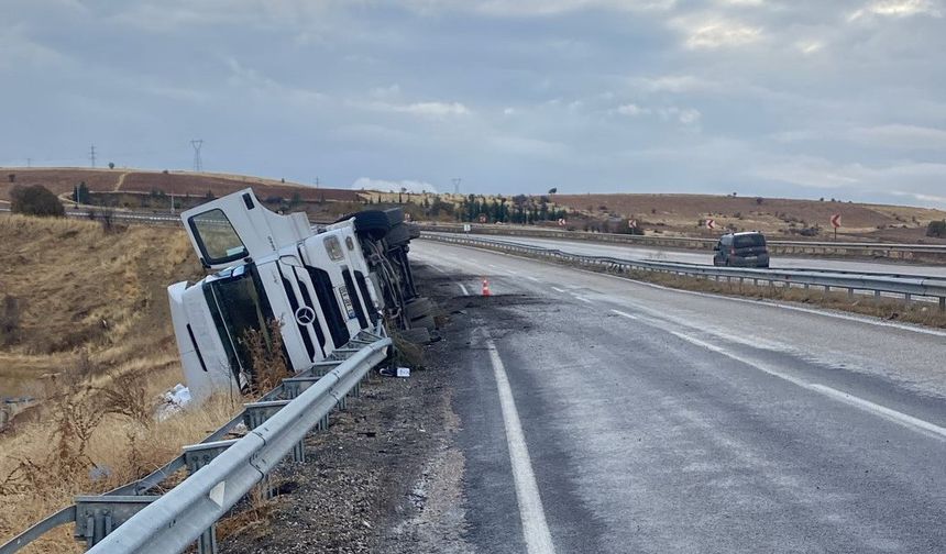 Gölbaşı'nda tır kayganlaşan yolda devrildi