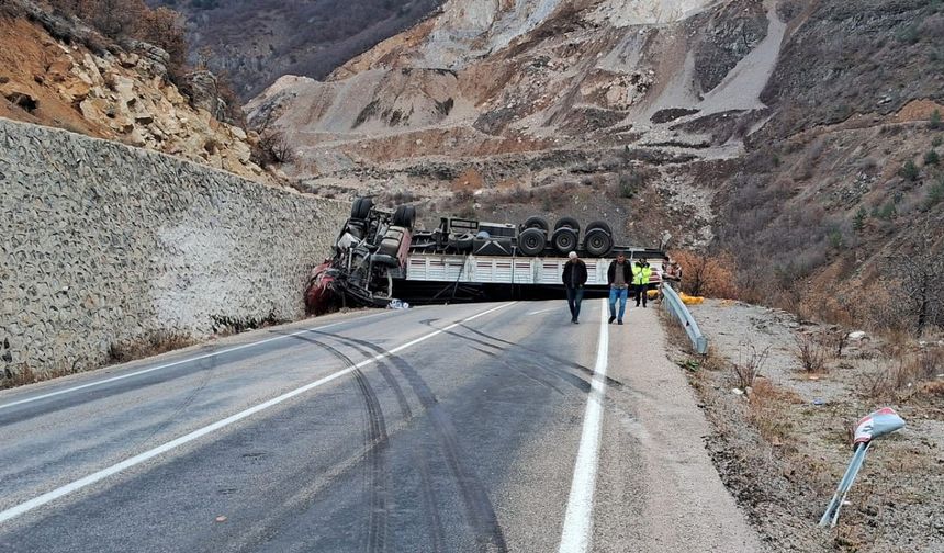 Gümüşhane’de boru yüklü tır duvara çarptı: 1 ağır yaralı