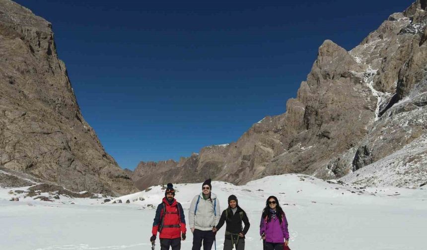 Hakkari’de 20 bin yıllık buzul bölgesinde muhteşem manzaralar oluştu