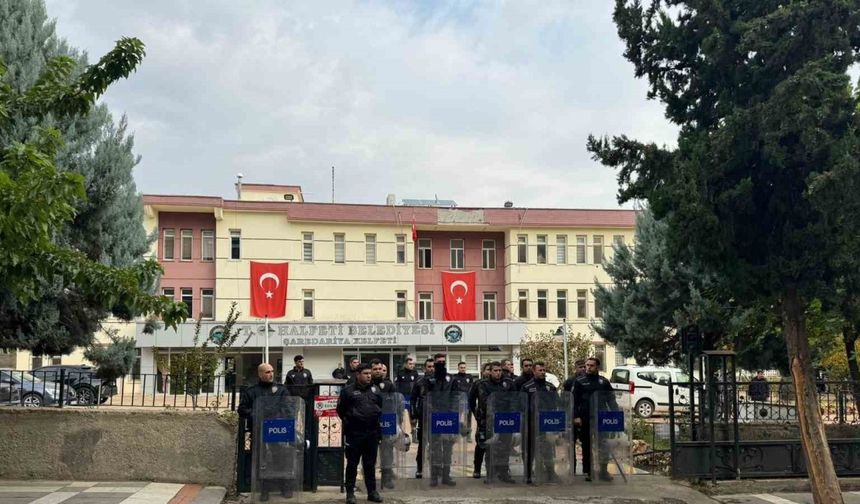 Halfeti Belediyesi önünde polislere taşla saldıran 10 kişi tutuklandı