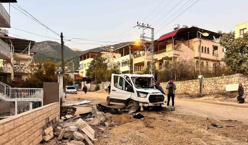 Hatay'da freni patlayan kamyon ortalığı savaş alanına çevirdi: 4 yaralı