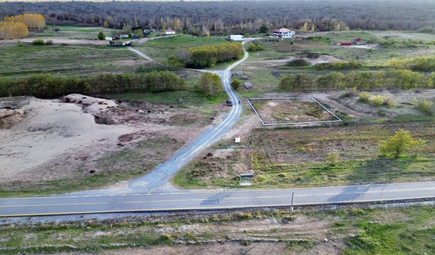 Karasu'da 7 hanenin 52 yıldır kullandığı bağlantı yolu arsa çıktı