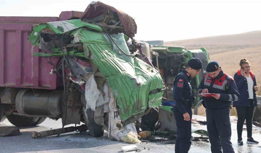 Karşı şeride geçen kamyon başka bir kamyonla çarpıştı: 2 ölü