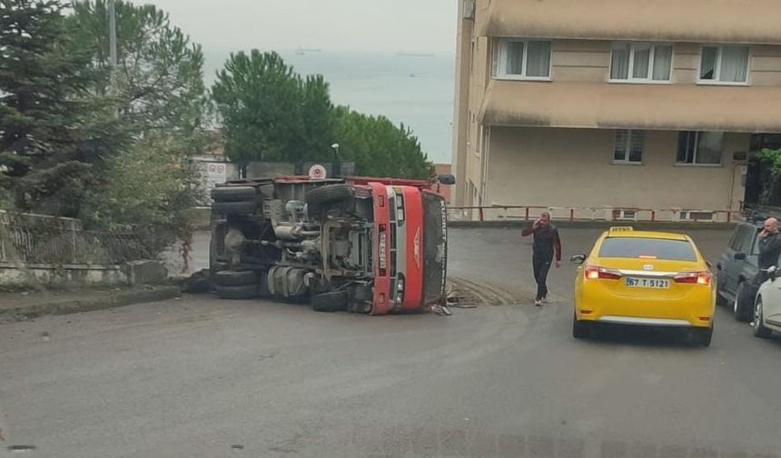 Kontrolden çıkan nakliye kamyonu devrildi