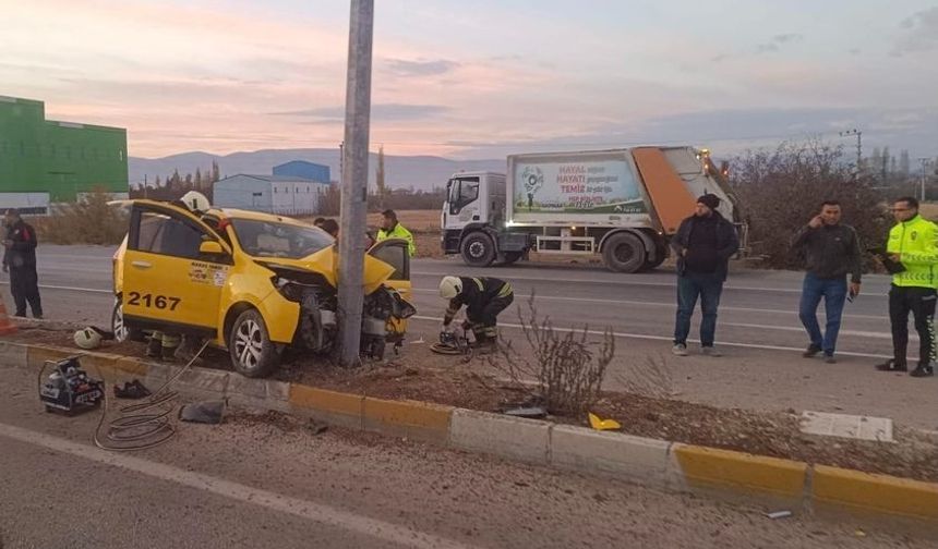 Konya’da taksi direğe çarptı: 3 yaralı