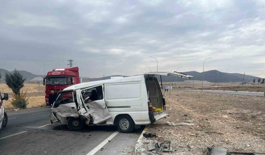 Refüje çarpan minibüste 6 kişi yaralandı