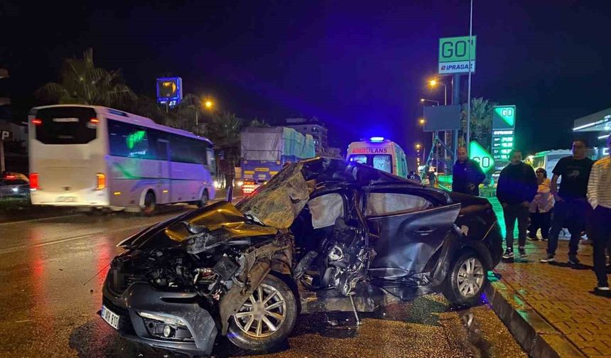 Serik'te tur otobüsü otomobille çarpıştı: 20 yaşındaki sürücü hayatını kaybetti