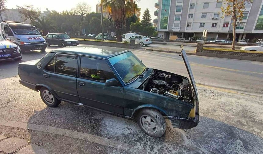 Seyir halindeki otomobildeki yangını itfaiye ekipleri söndürdü