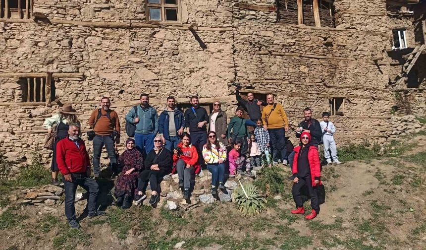 Taş evlerden oluşan Hizan’ın köyleri fotoğraf tutkunlarını misafir ediyor