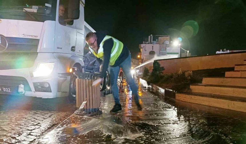 Vali, Mardin caddelerini köpüklü suyla yıkatarak göreve başladı