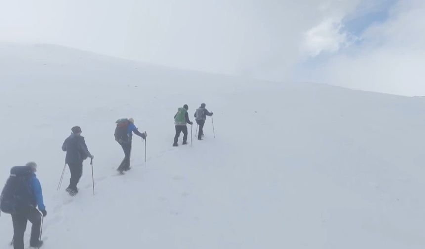 Zirveye çıkan dağcılara Uludağ’da sezonun ilk kar sürprizi