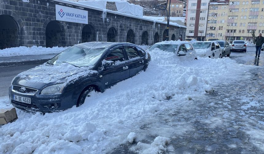 Bitlis'te çatıdan üzerlerine kar kütlesi düşen 3 otomobilde hasar oluştu
