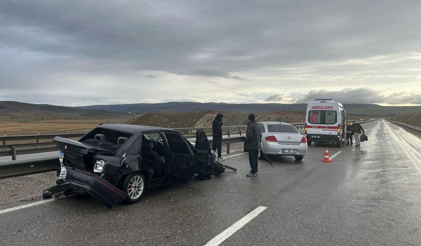 Sivas'ta otomobiller çarpıştı: 5 yaralı