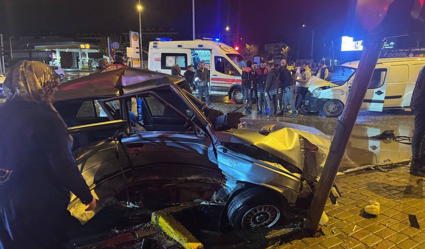 Edirne'de hafif ticari araçla otomobilin çarpıştığı kazada 1 kişi yaralandı