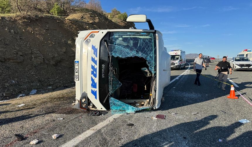 Elazığ'da feci kazada midibüs devrildi: Can pazarı yaşandı