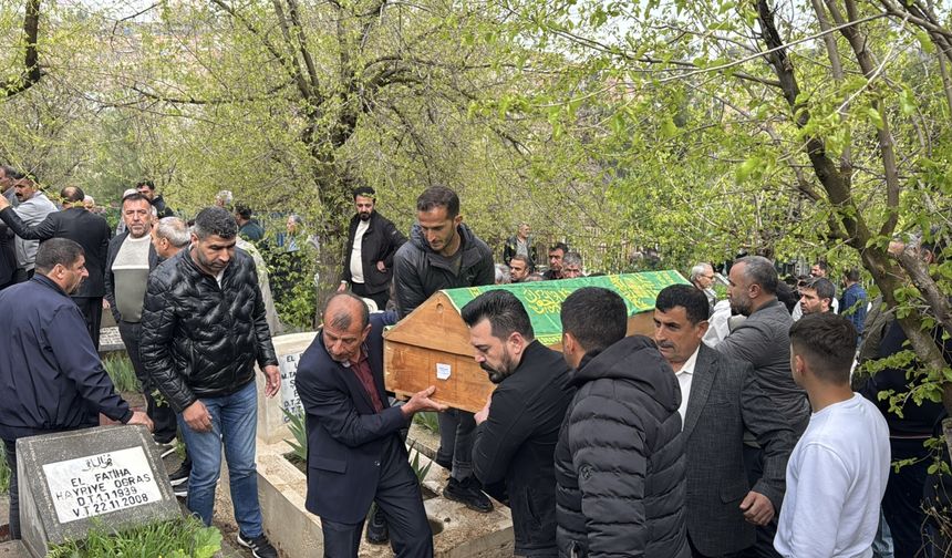 Karabük'teki kazada ölen ailenin cenazeleri Diyarbakır'da defnedildi