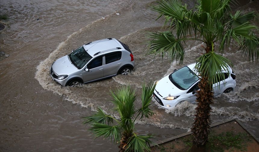 Mersin'de sağanak yağış etkili oldu