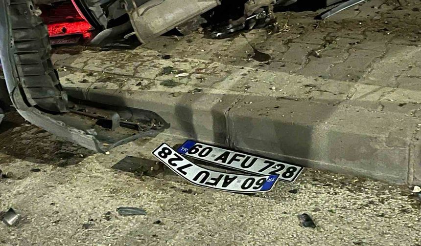Çerkezköy'de kaldırıma çarparak yan yatan otomobildeki 2 kişi yaralandı
