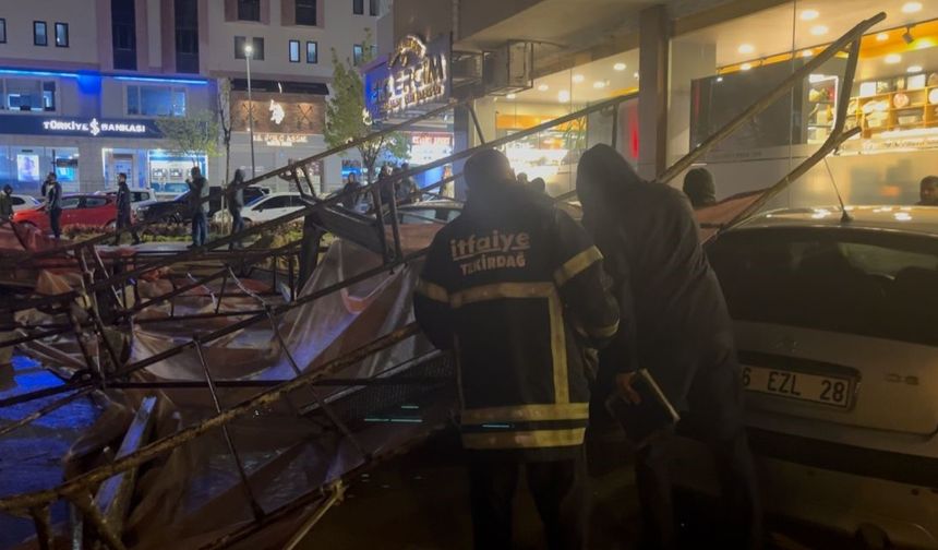Çerkezköy'de şiddetli rüzgar bina tadilatı için kurulan iskeleyi devirdi, 3 araç zarar gördü