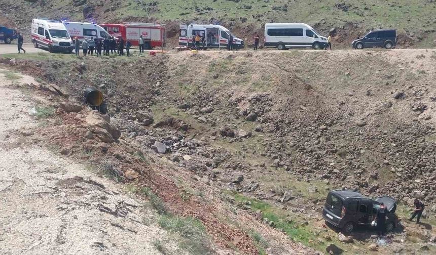 Elazığ’da feci kaza: Şarampole yuvarlanan aracın sürücüsü öldü