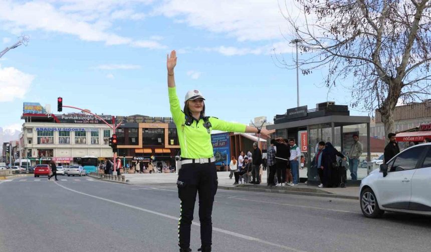 Erzincan'da kadın trafik polisleri kuş uçurtmuyor