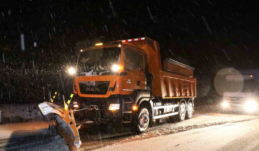 Erzincan’da nisan ayında karla mücadele sürüyor