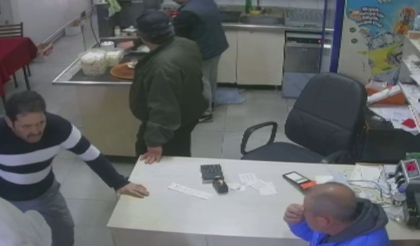Kalp krizi geçiren vatandaş kıraathaneye sığındı: Hayatını kaybetti