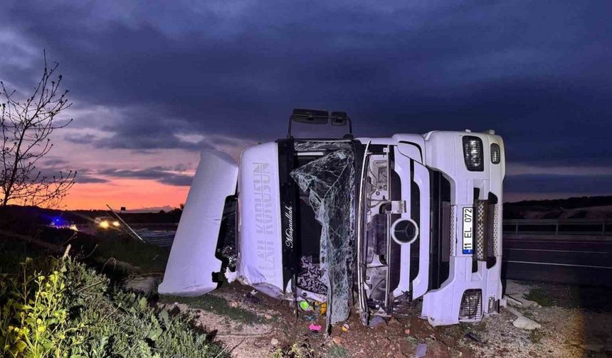 Kontrolden çıkan tır devrildi: Sürücüsü yaralandı