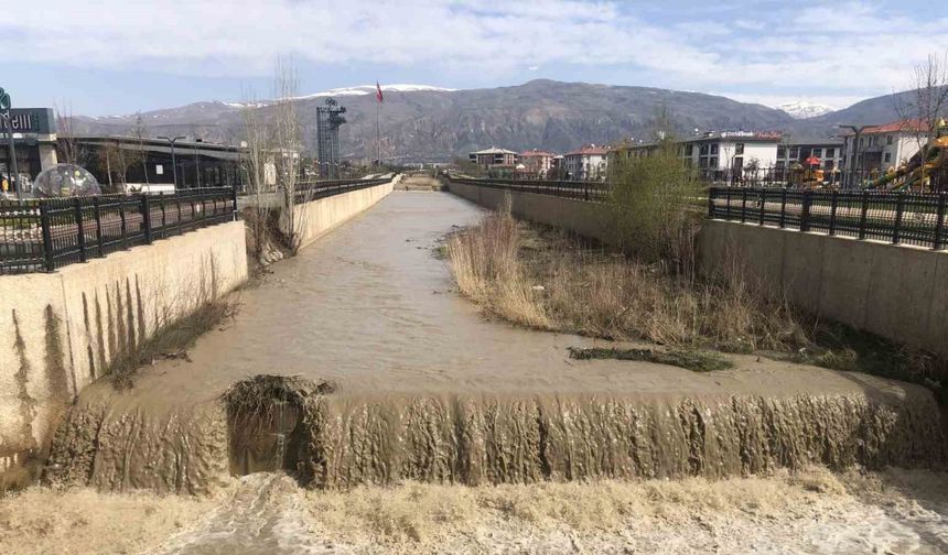 Kuruyan Vasgirt deresinden sel akıyor