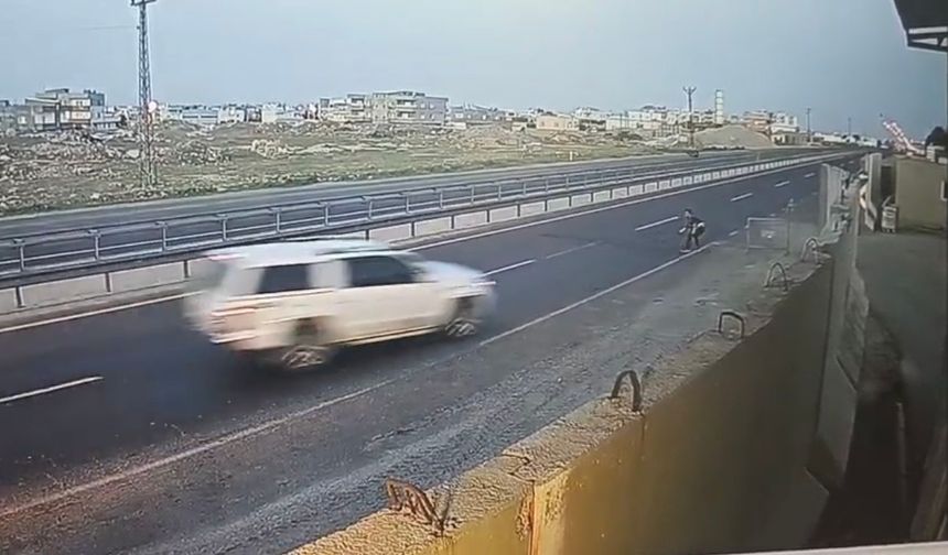 Mardin’de ‘dur’ ihtarına uymayan sürücünün polise çarpıp kaçtığı anlar kameraya yansıdı