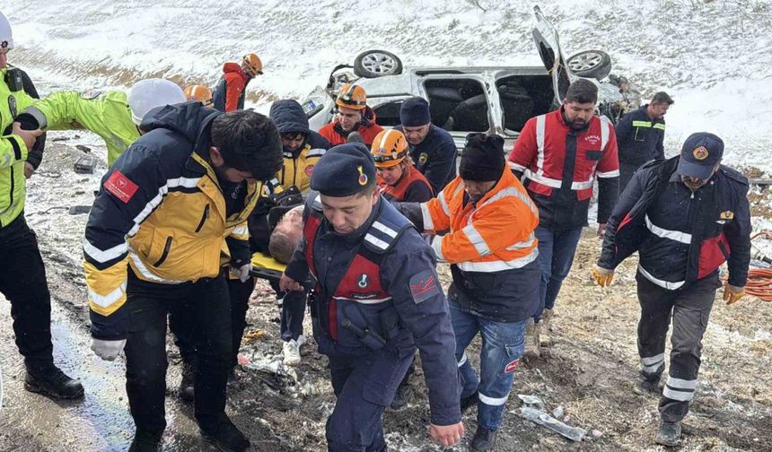 Sivas'ta aşırı hız kazaya neden oldu: 3 yaralı